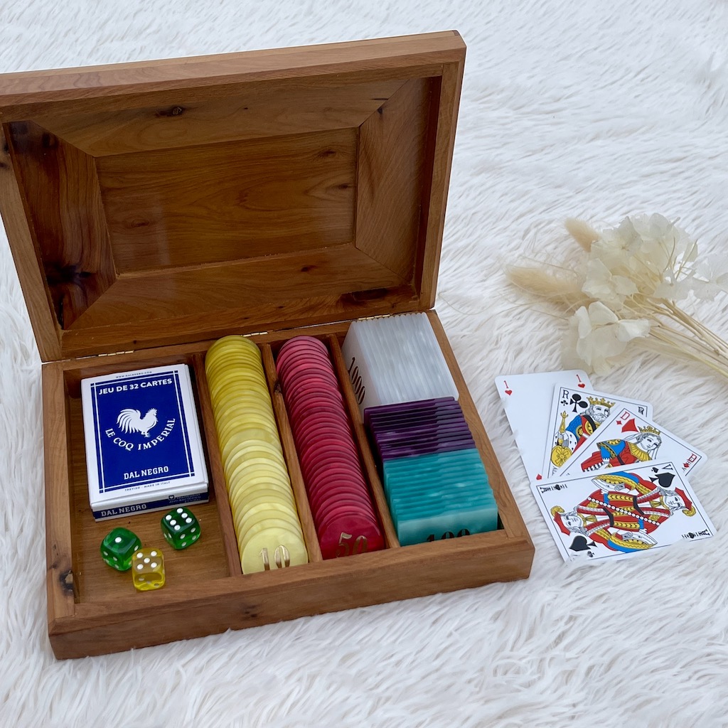 Coffret Tarot luxe avec 32 cartes de jeux, pions et jetons.